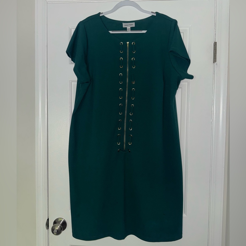 Elegant Green Dress With Gold Zipper Detail